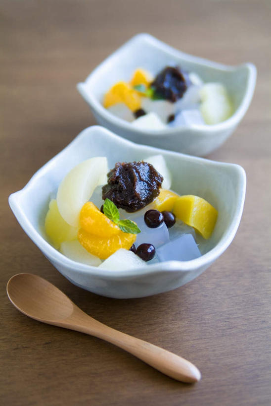 点心,无人,竖图,俯视,室内,特写,白天,烹饪,植物,餐桌,桌子,豆,餐具,水果,玻璃,新鲜,勺子,豆类,豆子,红豆,生食,日本料理,料理,食品,甜点,甜品,果实,菜肴,美食,玻璃制品,食物,糕点,容器,调羹,汤匙,碗,日式料理,甜食,日式,佳肴,有机食品,绿色食品,餐台,储藏,储存,赤豆,豆科,红小豆,进餐用具,烹调用具,彩图,高角度拍摄,贮存