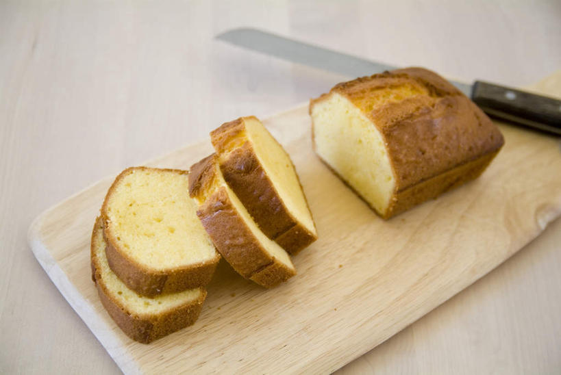 点心,无人,横图,俯视,室内,特写,白天,下午茶,餐桌,桌子,餐具,切开,工具,食品,刀具,砧板,食物,糕点,刀,奶油蛋糕,切,餐台,餐刀,剖面,切面,磅蛋糕,彩图,高角度拍摄,蛋糕