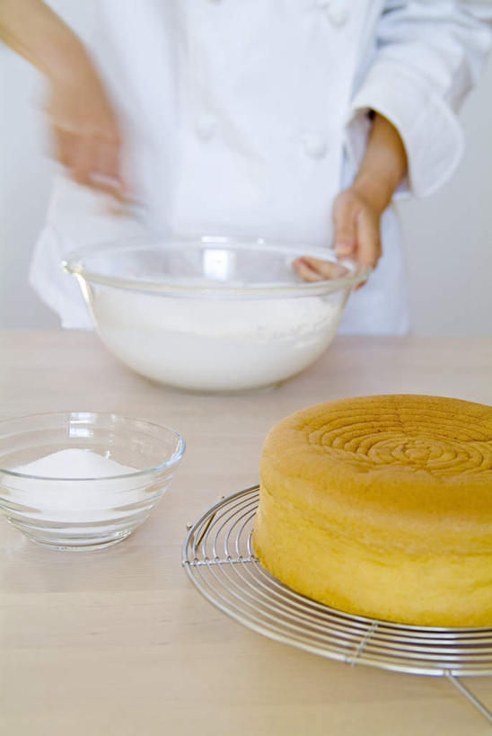 点心,东方人,一个人,烘培师,站,竖图,俯视,室内,特写,白天,下午茶,餐桌,桌子,餐具,玻璃,亚洲,仅一个男性,仅一个人,食品,拿,拿着,黄种人,玻璃制品,食物,糕点,仅一个年轻男性,容器,打蛋器,碗,站着,餐台,储藏,储存,海绵蛋糕,男人,男性,年轻男性,亚洲人,进餐用具,烹调用具,糕点师,面包师,站立,半身,彩图,高角度拍摄,贮存,蛋糕