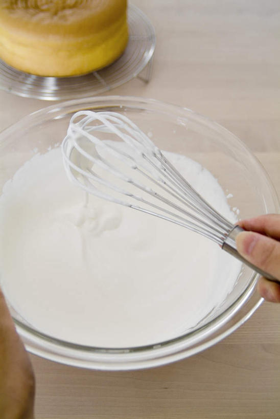 点心,东方人,一个人,烘培师,站,竖图,俯视,室内,特写,白天,下午茶,餐桌,桌子,餐具,玻璃,亚洲,仅一个男性,仅一个人,食品,拿,拿着,黄种人,玻璃制品,食物,糕点,仅一个年轻男性,容器,打蛋器,碗,站着,餐台,储藏,储存,海绵蛋糕,男人,男性,年轻男性,亚洲人,进餐用具,烹调用具,糕点师,面包师,站立,半身,彩图,高角度拍摄,贮存,蛋糕