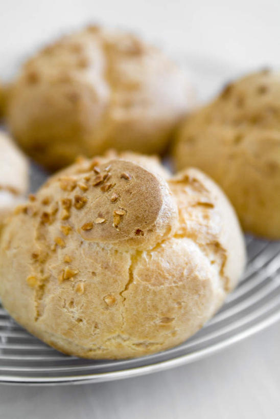 点心,无人,竖图,俯视,室内,特写,白天,下午茶,餐桌,桌子,托盘,食品,泡芙,甜点,甜品,食物,糕点,三个,甜食,奶油,餐台,乳制品,激凌,克林姆,淇淋,彩图,高角度拍摄,蛋糕