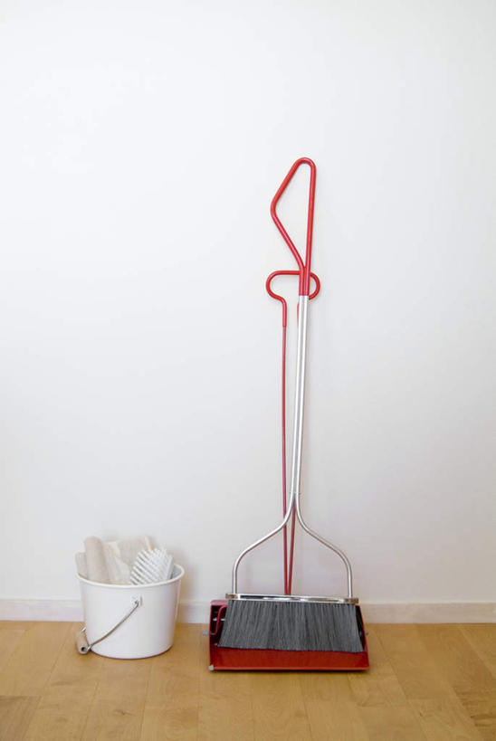 无人,客厅,竖图,室内,白天,正面,地板,工具,扫帚,水桶,桶,墙,地面,木地板,墙壁,墙面,两个,容器,刷子,清洁,储藏,扫把,卫生,起居室,储存,保洁,笤帚,彩图,贮存