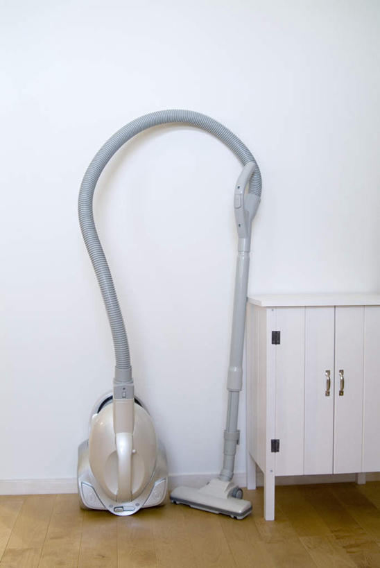 无人,客厅,竖图,室内,白天,正面,地板,柜子,电器,墙,地面,储物柜,木地板,墙壁,墙面,清洁,吸尘器,卫生,起居室,家电,家用电器,储存,保洁,保洁工具,储备,蕴藏,贮备,彩图,贮存