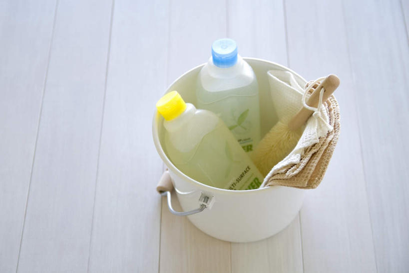 无人,横图,俯视,室内,特写,白天,地板,纺织物,桶,地面,清洁剂,木地板,两个,瓶子,容器,刷子,塑料制品,毛巾,清洁,塑料瓶,储藏,保暖,储存,透气,防水,储水,耐磨,吸水,洗涤剂,彩图,高角度拍摄,贮存