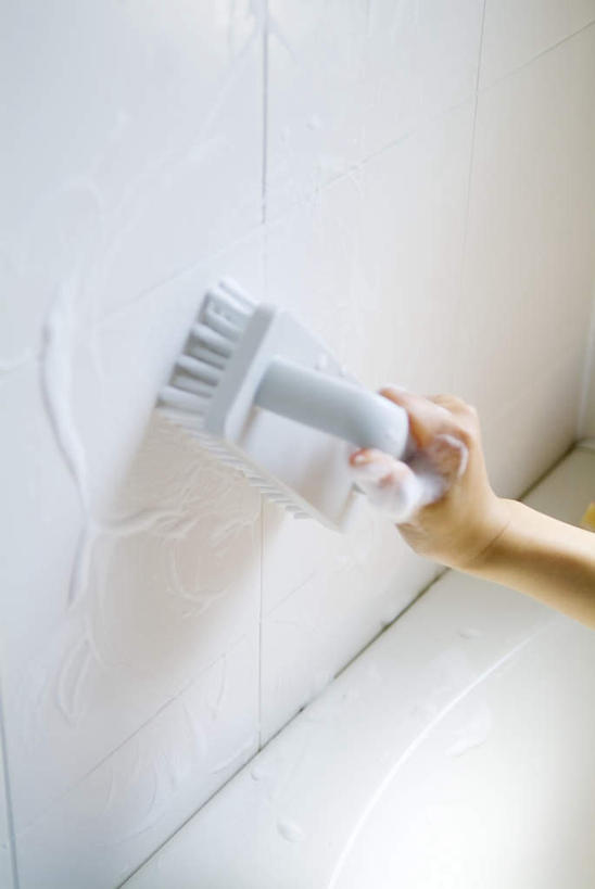 东方人,一个人,清洁工,站,竖图,室内,白天,正面,卫生间,浴室,亚洲,仅一个年轻女性,仅一个女性,仅一个人,瓷砖,墙,拿,拿着,黄种人,墙壁,墙面,刷子,浴缸,站着,清洁员,清洁人员,年轻女性,女人,女性,亚洲人,清洁工人,淋浴房,站立,半身,彩图,冲凉房,沐浴间,沐浴室