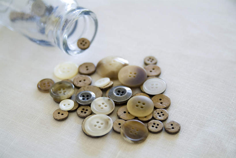 无人,横图,俯视,室内,特写,白天,桌面,桌子,静物,玻璃,许多,木制,纽扣,玻璃制品,玻璃瓶,木制品,瓶子,广口瓶,彩图,高角度拍摄