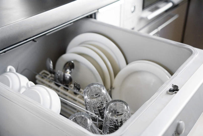 无人,横图,俯视,室内,白天,厨房,杯子,餐具,瓷器,电器,碟子,盘,咖啡杯,陶瓷制品,厨房用品,玻璃制品,盘子,水杯,碟,家电,家用电器,洗碗机,瓷杯,玻璃杯,清洗,洗涤,彩图,高角度拍摄,灶间