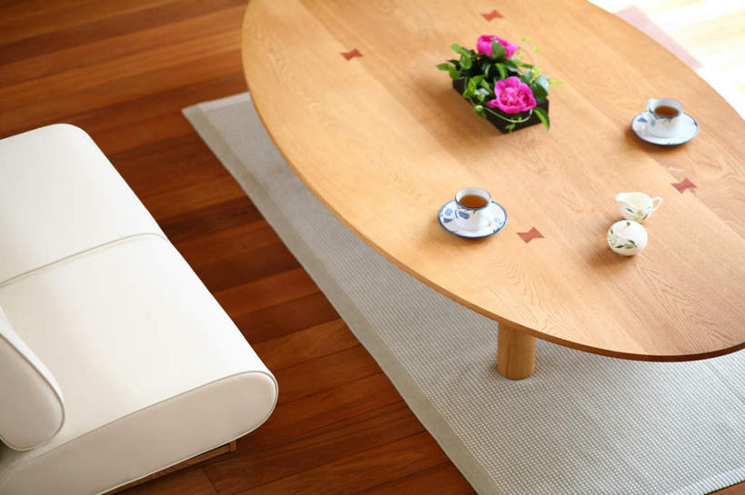 无人,家,横图,俯视,室内,白天,地板,家具,沙发,装修,桌子,建筑,杯子,餐具,装饰,盛开,木制,瓷器,碟子,盘,房屋,屋子,公寓,咖啡杯,陶瓷制品,地面,花蕾,茶几,建设,装潢,楼房,木地板,住宅,花,花瓣,花朵,鲜花,紫色,盘子,木制品,碟,室内装潢,花苞,花蕊,明亮,舒适,家居装潢,瓷杯,房屋设计,室内设计,宽敞,样板房装潢,设计,彩图,高角度拍摄,房子,皮沙发