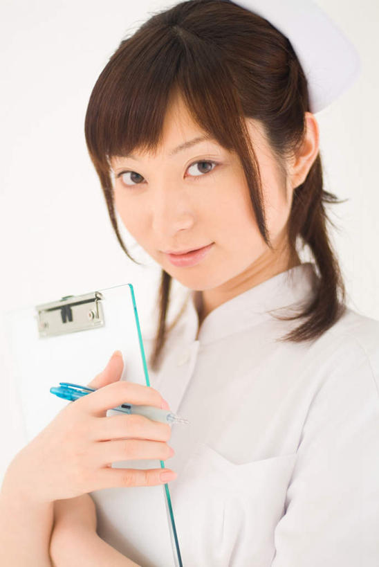 东方人,一个人,站,抱,笑,微笑,露齿笑,竖图,室内,白天,白色背景,正面,工作服,制服,亚洲,仅一个年轻女性,仅一个女性,仅一个人,握,服装,笔,办公用品,拿,拿着,注视,黄种人,水笔,文具,衣服,白色,学习用品,观察,看,站着,握着,摄影,服饰,影棚,抱着,观看,写字板,文具用品,一支,察看,搂着,衣着,穿着,关注,工作制服,衣饰,年轻女性,女人,女性,亚洲人,搂,站立,半身,彩图,影棚拍摄,工作套服,拍摄