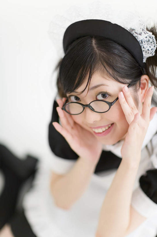 东方人,一个人,站,笑,微笑,露齿笑,竖图,俯视,室内,白天,白色背景,制服,亚洲,仅一个年轻女性,仅一个女性,仅一个人,戴,连衣裙,服装,围裙,眼镜,注视,黄种人,扮演,衣服,观察,看,站着,模仿,摄影,服饰,影棚,观看,戴着,察看,衣着,穿着,关注,调整,角色扮演,近视眼镜,仆人,衣饰,女仆装,主人,年轻女性,女人,女性,亚洲人,站立,半身,彩图,高角度拍摄,影棚拍摄,拍摄