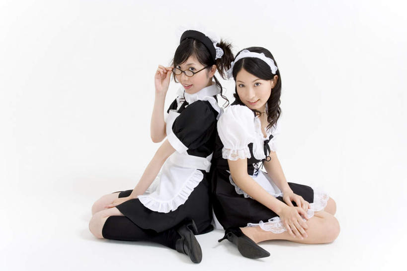 东方人,两个人,伙伴,朋友,坐,笑,微笑,露齿笑,横图,室内,白天,白色背景,正面,制服,友谊,安全,亚洲,戴,连衣裙,服装,围裙,眼镜,依靠,注视,黄种人,扮演,衣服,扶,观察,看,曲腿,倚靠,背靠背,背对背,模仿,摄影,服饰,影棚,观看,戴着,察看,扶着,衣着,穿着,关注,角色扮演,近视眼镜,仆人,衣饰,女仆装,主人,信任,友情,年轻女性,女人,女性,亚洲人,坐着,彩图,全身,影棚拍摄,拍摄