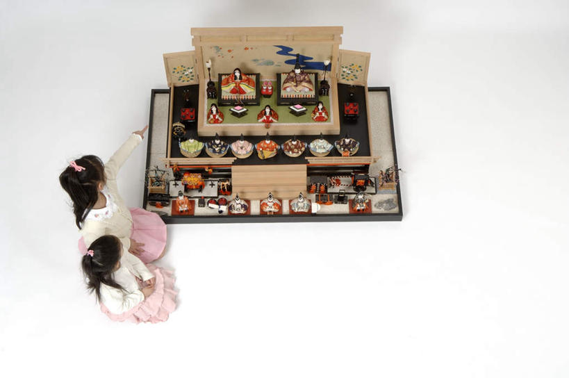 东方人,儿童,两个人,伙伴,朋友,坐,横图,俯视,室内,白天,白色背景,游戏,友谊,纯洁,玩具,亚洲,一排,指,日本文化,整齐,娃娃,玩,黄种人,方向,娱乐,架子,排列,小孩,手势,休闲,可爱,童年,童趣,益智,摄影,影棚,活动,指向,队列,发泄,消遣,智力,童真,烂漫,无邪,宣泄,女儿节,天真,友情,女孩,女人,女性,亚洲人,玩耍,嬉戏,坐着,彩图,高角度拍摄,全身,影棚拍摄,拍摄,女生