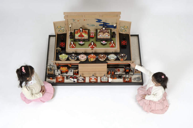 东方人,儿童,两个人,伙伴,朋友,坐,横图,俯视,室内,白天,白色背景,游戏,友谊,纯洁,玩具,亚洲,一排,指,日本文化,整齐,娃娃,玩,黄种人,方向,娱乐,架子,排列,小孩,手势,休闲,可爱,童年,童趣,益智,摄影,影棚,活动,指向,队列,发泄,消遣,智力,童真,烂漫,无邪,宣泄,女儿节,天真,友情,女孩,女人,女性,亚洲人,玩耍,嬉戏,坐着,彩图,高角度拍摄,全身,影棚拍摄,拍摄,女生