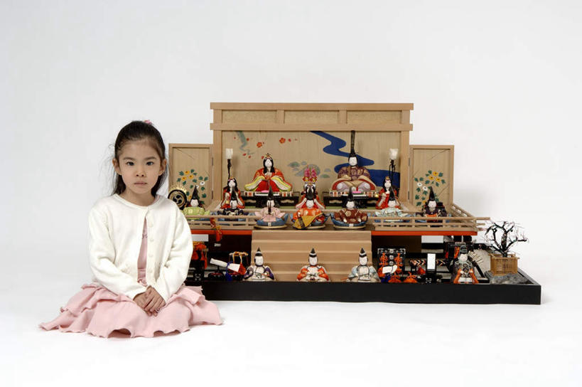 东方人,儿童,一个人,坐,横图,室内,白天,白色背景,正面,游戏,纯洁,玩具,亚洲,仅一个女性,仅一个人,一排,日本文化,整齐,娃娃,玩,注视,黄种人,娱乐,架子,排列,小孩,观察,看,仅一个小孩,休闲,可爱,童年,童趣,益智,摄影,影棚,观看,活动,察看,队列,发泄,关注,消遣,智力,童真,烂漫,无邪,宣泄,女儿节,天真,女孩,女人,女性,亚洲人,孩子,玩耍,嬉戏,坐着,彩图,全身,影棚拍摄,拍摄,女生