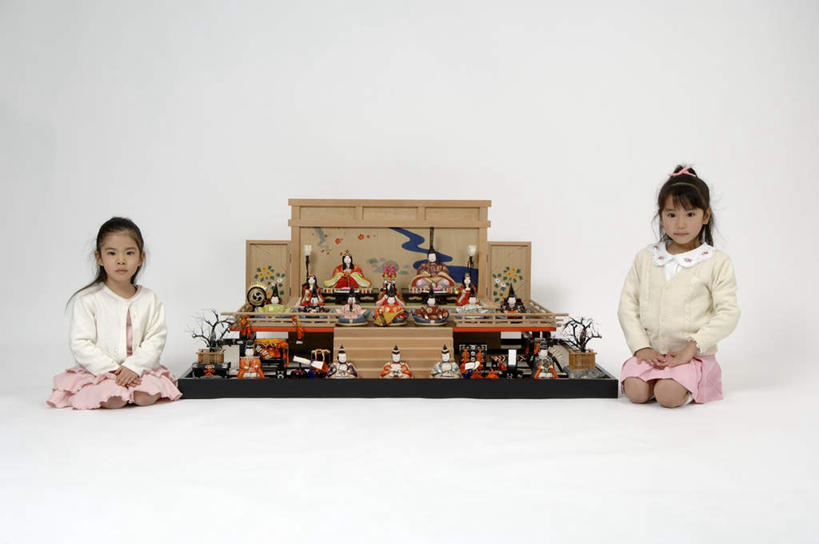 东方人,儿童,两个人,伙伴,朋友,坐,横图,室内,白天,白色背景,正面,游戏,友谊,纯洁,玩具,亚洲,一排,日本文化,整齐,娃娃,玩,注视,黄种人,娱乐,架子,排列,小孩,观察,看,休闲,可爱,童年,童趣,益智,摄影,影棚,观看,活动,察看,队列,发泄,关注,消遣,智力,童真,烂漫,无邪,宣泄,女儿节,天真,友情,女孩,女人,女性,亚洲人,玩耍,嬉戏,坐着,彩图,全身,影棚拍摄,拍摄,女生