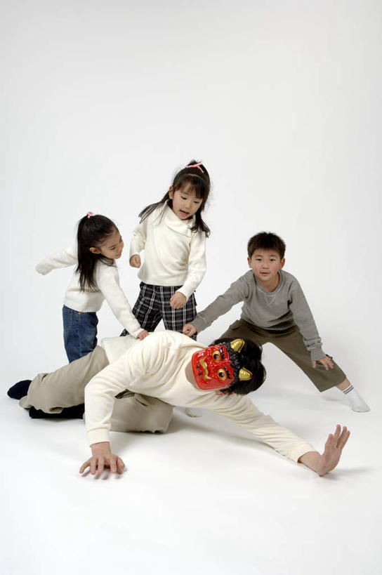 东方人,儿童,四个人,家庭,父亲,女儿,儿子,站,竖图,室内,白天,白色背景,正面,纯洁,亚洲,戴,服装,日本文化,装饰,面具,注视,休闲装,黄种人,小孩,衣服,红色,观察,看,趴着,站着,张嘴,休闲,温暖,温馨,父女,父子,一家人,休闲服,父爱,可爱,童年,童趣,遮,遮掩,摄影,服饰,影棚,观看,华丽,修饰,点缀,戴着,和睦,察看,掩盖,遮挡,关注,张大嘴巴,童真,烂漫,无邪,遮盖,殴打,衬托,美观,雅致,雅观,掩饰,天真,男孩,男人,男性,年轻男性,女孩,女人,女性,亚洲人,孩子,年轻人,张开嘴,趴,站立,彩图,全身,影棚拍摄,拍摄,融洽,男生,女生