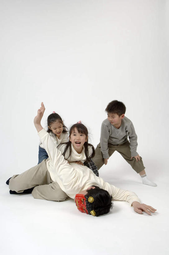 东方人,儿童,四个人,家庭,父亲,女儿,儿子,站,竖图,室内,白天,白色背景,正面,纯洁,亚洲,戴,服装,日本文化,装饰,面具,注视,休闲装,黄种人,小孩,衣服,红色,观察,看,趴着,站着,张嘴,休闲,温暖,温馨,父女,父子,一家人,休闲服,父爱,可爱,童年,童趣,抬手,遮,遮掩,摄影,服饰,影棚,观看,华丽,修饰,点缀,戴着,和睦,察看,掩盖,遮挡,关注,张大嘴巴,童真,烂漫,无邪,遮盖,殴打,衬托,美观,雅致,雅观,掩饰,天真,男孩,男人,男性,年轻男性,女孩,女人,女性,亚洲人,孩子,年轻人,张开嘴,趴,站立,彩图,全身,影棚拍摄,拍摄,融洽,男生,女生