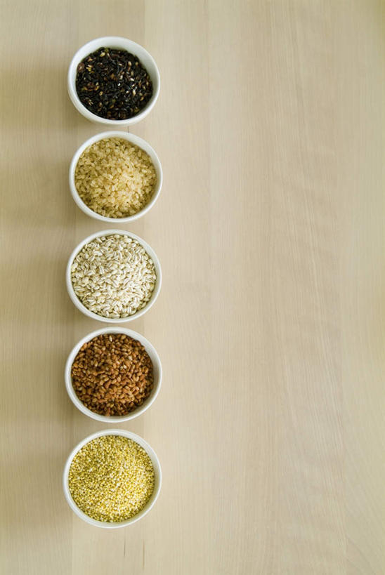 无人,竖图,俯视,室内,特写,白天,烹饪,桌子,餐具,一排,整齐,陶瓷,谷类,谷物,日本料理,料理,食品,陶瓷制品,米,大米,菜肴,美食,中药,食物,排列,容器,碗,日式料理,日式,糙米,粟米,佳肴,储藏,大麦,储存,队列,小米,五谷杂粮,薏米,薏仁,苡米,苡仁,薏苡仁,米仁,玄米,进餐用具,烹调用具,彩图,高角度拍摄,贮存