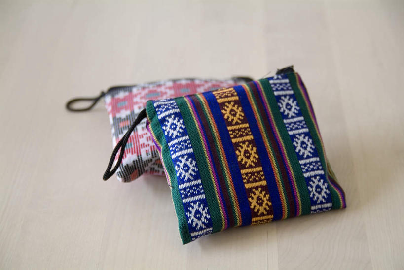 无人,横图,俯视,室内,特写,白天,静物,花纹,装饰,图案,两个,皮夹子,钱包,华丽,修饰,点缀,零钱包,皮夹,衬托,美观,雅致,雅观,彩图,高角度拍摄