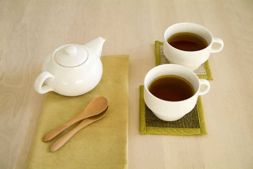 无人,横图,俯视,室内,特写,白天,幸福,餐桌,茶,桌子,杯子,餐具,壶,勺子,茶叶,杯垫,三杯,娱乐,水壶,茶壶,水杯,调羹,汤匙,享受,休闲,温馨,放松,乐趣,餐台,提神,舒适,醒脑,茶杯,进餐用具,烹调用具,彩图,高角度拍摄