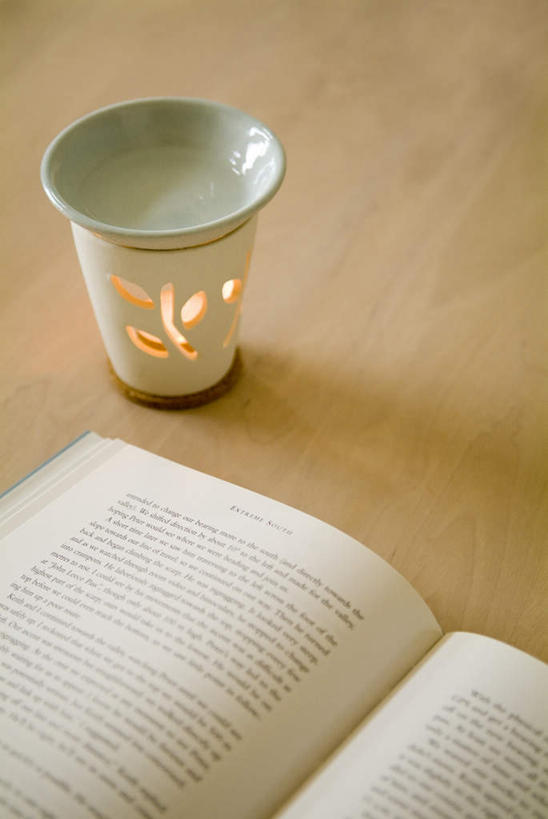 无人,竖图,俯视,室内,特写,白天,餐桌,桌子,蜡烛,书籍,阴影,光线,火焰,影子,烛光,燃烧,一个,精油,香薰,点燃,放松,芳香疗法,单个,餐台,舒心,舒缓,香薰精油,养颜,减压,香薰疗法,植物精油,书,图书,彩图,高角度拍摄