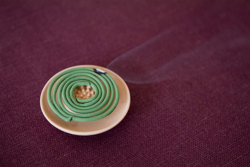 无人,横图,俯视,室内,特写,白天,蜡烛,节日,盘,烟雾,漩涡,燃烧,文化,佛香,一个,盘子,香火,香烛,祈祷,健康,烟,许愿,宗教,信仰,烧香,单个,纪念,祈求,螺线,盘香,平安,彩图,高角度拍摄