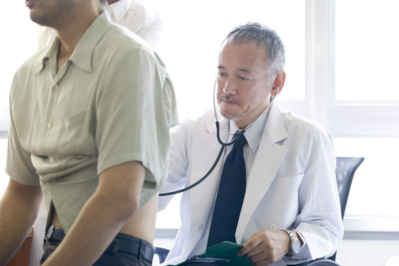 东方人,两个人,医生,病人,医院,坐,说,横图,室内,白天,正面,工作服,衬衫,窗户,落地窗,桌子,椅子,亚洲,阴影,服装,光线,影子,办公桌,领带,注视,休闲装,黄种人,玻璃窗,衣服,阳光,听诊器,观察,看,医护人员,医疗人员,休闲,休闲服,服饰,观看,严肃,察看,医疗,医疗设备,诊断,卫生,关注,医疗器械,听诊,相对,医疗工具,实验服,医疗机构,检测工具,交流,认真,男人,男性,中年男性,亚洲人,大夫,患者,就医者,沟通,讲话,交谈,说话,谈话,坐着,半身,彩图,衬衣,病院,诊所