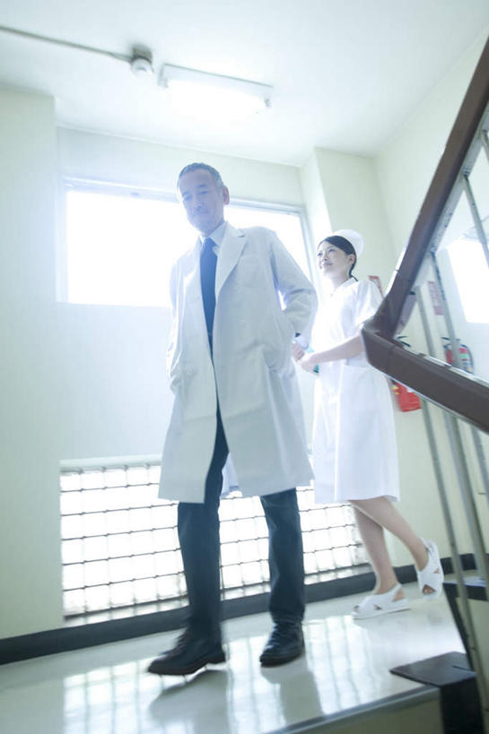 东方人,两个人,伙伴,朋友,医生,护士,医院,栏杆,走,竖图,室内,白天,正面,工作服,衬衫,裙子,友谊,合作,团队,楼梯,亚洲,阴影,光线,扶手,影子,阶梯,领带,注视,黄种人,长裙,护栏,台阶,阳光,观察,看,战略,观看,察看,医疗,卫生,白衣天使,关注,实验服,医疗机构,联合,合谋,配合,协作,男人,男性,年轻女性,女人,女性,中年男性,亚洲人,大夫,步行,散步,走路,彩图,全身,衬衣,病院,诊所