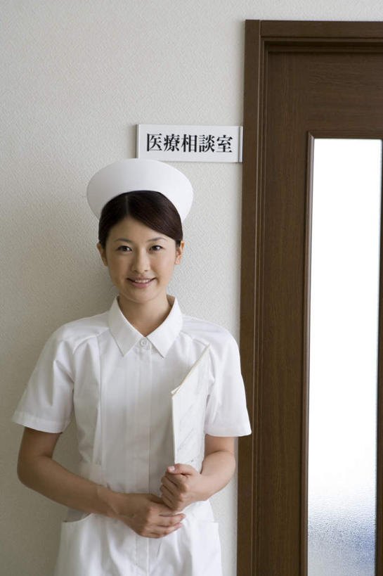 东方人,一个人,医生,护士,医院,站,笑,微笑,露齿笑,竖图,室内,白天,正面,工作服,裙子,制服,门,帽子,亚洲,仅一个年轻女性,仅一个女性,仅一个人,注视,黄种人,长裙,门框,观察,看,站着,医护人员,医疗人员,健康,保健,观看,察看,医疗,卫生,白衣天使,关注,医疗机构,工作制服,年轻女性,女人,女性,亚洲人,大夫,站立,半身,彩图,工作套服,病院,诊所