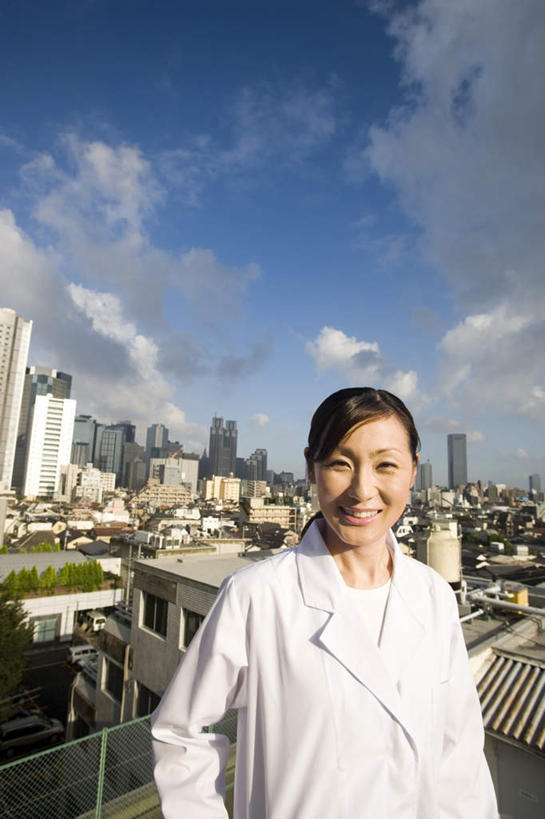 东方人,一个人,医生,医院,站,笑,微笑,露齿笑,竖图,室外,白天,正面,裙子,建筑,亚洲,仅一个年轻女性,仅一个女性,仅一个人,云,云朵,建筑群,云彩,注视,黄种人,建设,长裙,蓝色,白云,蓝天,天空,天,观察,看,站着,医护人员,医疗人员,健康,保健,晴朗,观看,察看,医疗,卫生,关注,医疗机构,年轻女性,女人,女性,亚洲人,大夫,晴空,站立,半身,彩图,病院,诊所