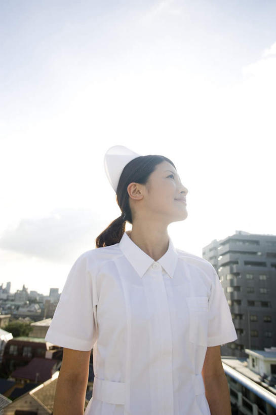 东方人,一个人,医生,护士,医院,站,竖图,室外,白天,正面,工作服,裙子,制服,建筑,亚洲,仅一个年轻女性,仅一个女性,仅一个人,建筑群,注视,黄种人,建设,长裙,观察,看,站着,医护人员,医疗人员,健康,保健,观看,察看,医疗,卫生,白衣天使,关注,医疗机构,工作制服,年轻女性,女人,女性,亚洲人,大夫,抬头,仰头,站立,半身,彩图,工作套服,病院,诊所