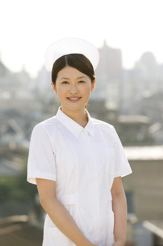 东方人,一个人,医生,护士,医院,站,笑,微笑,露齿笑,竖图,室外,白天,正面,工作服,裙子,制服,建筑,亚洲,仅一个年轻女性,仅一个女性,仅一个人,朦胧,模糊,建筑群,注视,黄种人,建设,长裙,观察,看,站着,医护人员,医疗人员,健康,保健,观看,察看,医疗,卫生,白衣天使,关注,医疗机构,工作制服,年轻女性,女人,女性,亚洲人,大夫,站立,半身,彩图,工作套服,病院,诊所