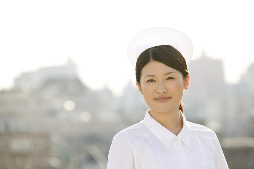 东方人,一个人,医生,护士,医院,站,笑,微笑,露齿笑,横图,室外,白天,正面,工作服,裙子,制服,建筑,亚洲,仅一个年轻女性,仅一个女性,仅一个人,朦胧,模糊,建筑群,注视,黄种人,建设,长裙,观察,看,站着,医护人员,医疗人员,健康,保健,观看,察看,医疗,卫生,白衣天使,关注,医疗机构,工作制服,年轻女性,女人,女性,亚洲人,大夫,站立,半身,彩图,工作套服,病院,诊所