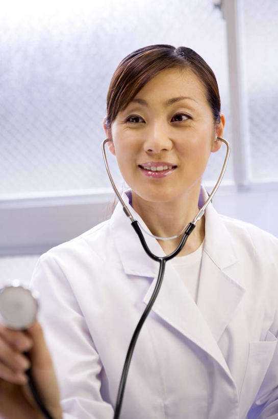东方人,一个人,医生,医院,坐,竖图,室内,白天,正面,工作服,裙子,制服,亚洲,仅一个年轻女性,仅一个女性,仅一个人,握,拿,拿着,注视,黄种人,长裙,听诊器,观察,看,医护人员,医疗人员,健康,握着,保健,观看,察看,医疗,医疗设备,卫生,关注,医疗器械,医疗工具,医疗机构,工作制服,检测工具,年轻女性,女人,女性,亚洲人,大夫,坐着,半身,彩图,工作套服,病院,诊所
