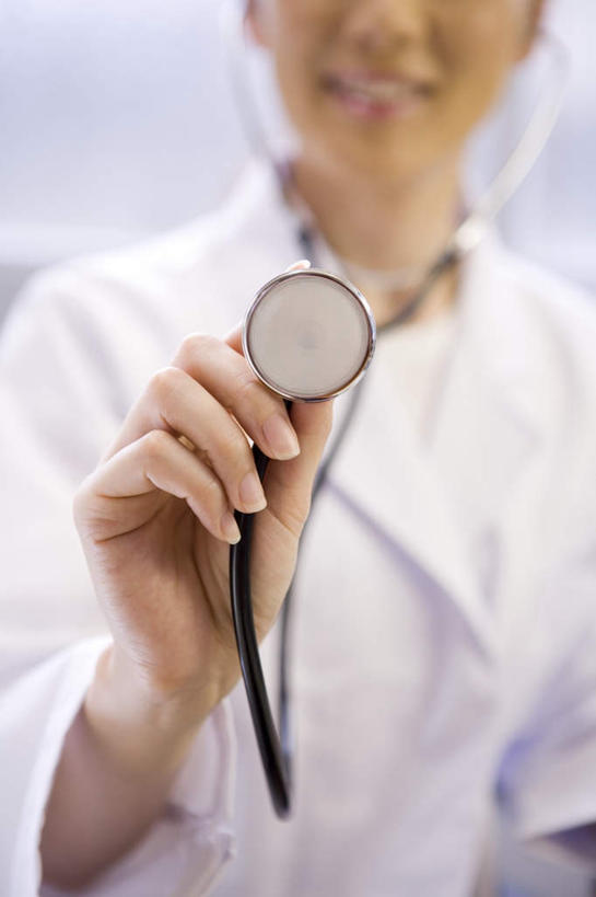 东方人,一个人,医生,医院,坐,竖图,室内,白天,正面,工作服,裙子,制服,亚洲,仅一个年轻女性,仅一个女性,仅一个人,握,朦胧,模糊,拿,拿着,黄种人,长裙,听诊器,医护人员,医疗人员,健康,握着,保健,医疗,医疗设备,卫生,医疗器械,医疗工具,医疗机构,工作制服,检测工具,年轻女性,女人,女性,亚洲人,大夫,坐着,半身,彩图,工作套服,病院,诊所