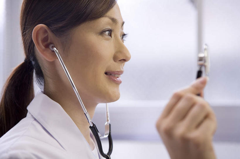 东方人,一个人,医生,医院,坐,笑,微笑,露齿笑,横图,室内,特写,白天,侧面,工作服,裙子,制服,亚洲,仅一个年轻女性,仅一个女性,仅一个人,握,拿,拿着,注视,黄种人,长裙,听诊器,观察,看,医护人员,医疗人员,健康,握着,保健,观看,察看,医疗,医疗设备,卫生,关注,医疗器械,医疗工具,医疗机构,工作制服,检测工具,年轻女性,女人,女性,亚洲人,大夫,坐着,半身,彩图,工作套服,病院,诊所