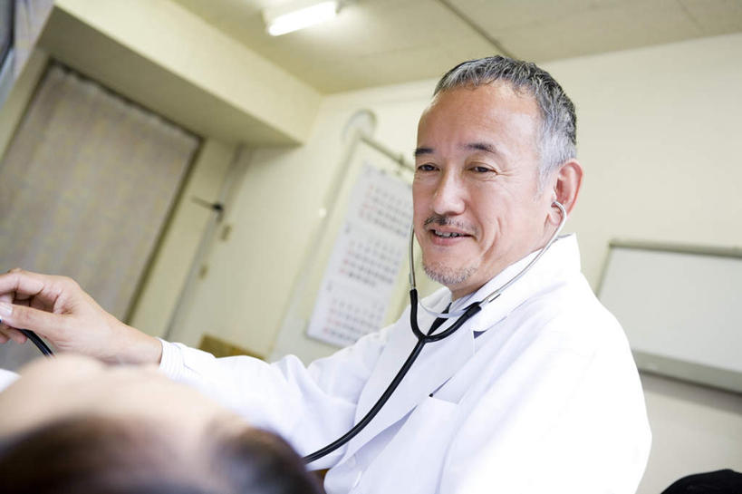 东方人,一个人,医生,医院,坐,笑,微笑,露齿笑,横图,室内,白天,仰视,工作服,制服,门,亚洲,仅一个男性,仅一个人,墙,注视,黄种人,墙壁,墙面,听诊器,门框,观察,看,仅一个老年男性,医护人员,医疗人员,健康,治疗,保健,观看,察看,医疗,医疗设备,诊断,卫生,关注,医疗器械,医疗工具,医疗机构,工作制服,检测工具,老年男性,男人,男性,亚洲人,大夫,坐着,半身,彩图,低角度拍摄,工作套服,病院,诊所