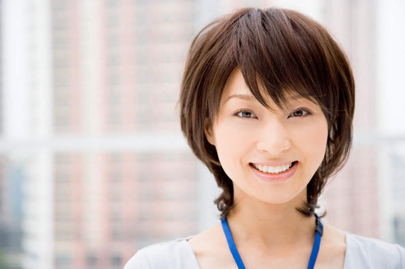 东方人,脸,头,脸颊,头发,一个人,商务人士,商务女性,笑,微笑,露齿笑,横图,室内,特写,白天,正面,亚洲,仅一个年轻女性,仅一个女性,仅一个人,套装,服装,朦胧,模糊,棕色,注视,休闲装,黄种人,标识,吊牌,衣服,胸牌,观察,看,休闲,休闲服,服饰,观看,察看,徽章,关注,商务装,身份,工薪阶层,胸章,胸卡,编号牌,雕刻牌,工号牌,胸号牌,胸徽,员工牌,年轻女性,女人,女性,亚洲人,头部,脸部,脸蛋,面部,白领,上班族,半身,彩图