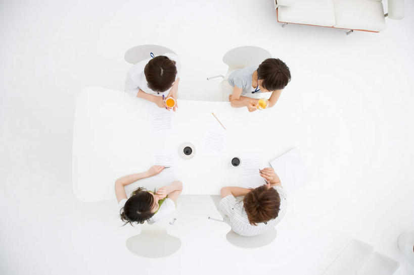 咖啡,东方人,四个人,同事,商务人士,办公室,坐,横图,俯视,室内,白天,幸福,成功,合作,团队,信心,家具,桌子,杯子,亚洲,套装,笔,材料,瓷器,瓷砖,档案,地砖,文件,办公桌,办公用品,咖啡杯,陶瓷制品,地面,黄种人,娱乐,茶水,队伍,水笔,文具,饮料,学习用品,资料,享受,休闲,温馨,放松,乐趣,文具用品,提神,领导,舒适,成就,文档,瓷杯,醒脑,商务装,合伙,领袖,工薪阶层,办公家具,软饮料,男人,男性,年轻男性,年轻女性,女人,女性,亚洲人,白领,上班族,茶杯,坐着,彩图,高角度拍摄,全身