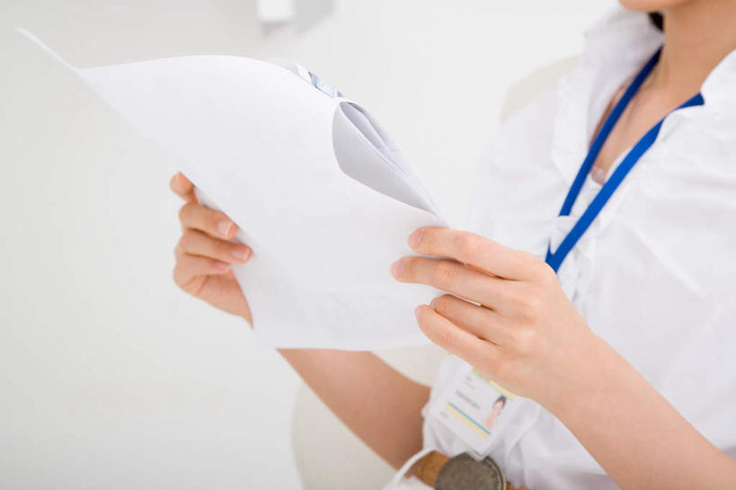 东方人,头发,一个人,商务人士,商务女性,微笑,横图,室内,白天,正面,亚洲,仅一个年轻女性,仅一个女性,仅一个人,握,套装,服装,材料,档案,文件,棕色,拿,拿着,休闲装,黄种人,标识,吊牌,衣服,胸牌,资料,休闲,休闲服,握着,服饰,徽章,文档,商务装,身份,工薪阶层,胸章,胸卡,编号牌,雕刻牌,工号牌,胸号牌,胸徽,员工牌,年轻女性,女人,女性,亚洲人,白领,上班族,半身,彩图,证件