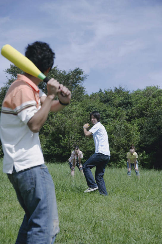 东方人,背部,两个人,伙伴,朋友,棒球运动员,站,投,笑,微笑,露齿笑,竖图,室外,白天,正面,锻炼,旅游,度假,友谊,运动,棒球,垒球,草地,草坪,森林,树林,植物,亚洲,握,服装,击球,棒球手套,球棒,注视,休闲装,黄种人,娱乐,球,草,树,树木,衣服,蓝色,绿色,蓝天,天空,手套,天,观察,看,站着,享受,休闲,休闲服,放松,握着,服饰,观看,察看,关注,户外运动,棒球球员,友情,男人,男性,年轻男性,亚洲人,休闲活动,抛,扔,撒,玩耍,站立,掷,半身,彩图,健身