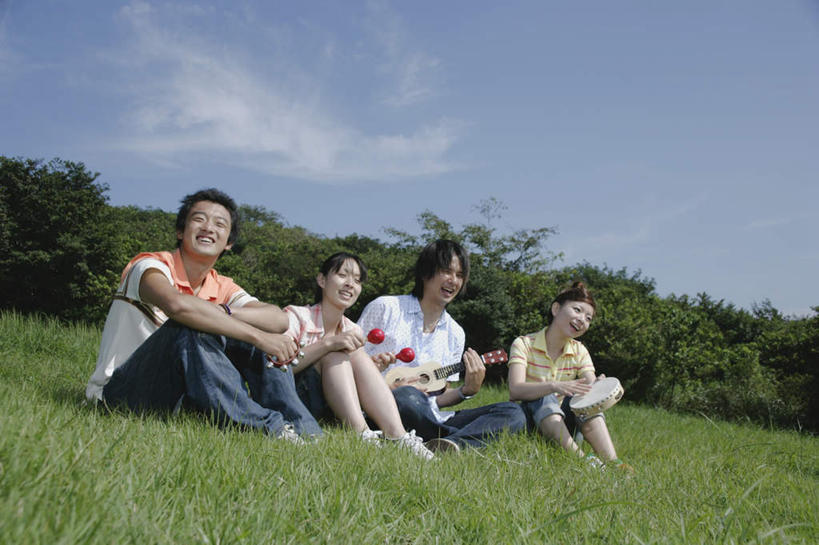 东方人,四个人,伙伴,朋友,坐,笑,说,微笑,露齿笑,横图,室外,白天,正面,旅游,度假,友谊,草地,草坪,森林,树林,植物,亚洲,服装,吉他,乐器,弦乐器,弹吉他,注视,休闲装,黄种人,娱乐,打鼓,草,树,树木,衣服,蓝色,绿色,蓝天,天空,天,观察,看,享受,休闲,休闲服,放松,服饰,观看,手鼓,察看,关注,弹拨弦鸣乐器,户外运动,尤克里里琴,交流,友情,男人,男性,年轻男性,年轻女性,女人,女性,亚洲人,休闲活动,沟通,讲话,交谈,说话,谈话,玩耍,坐着,彩图,全身,弹拨弦乐器