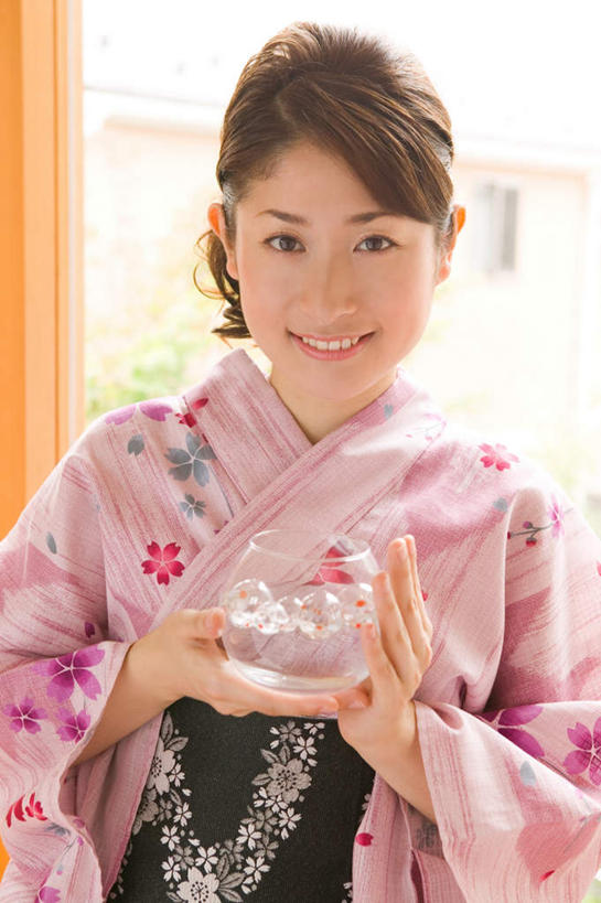 东方人,一个人,露台,站,捧,竖图,室内,特写,白天,正面,民族服装,阳台,餐具,玻璃,亚洲,仅一个年轻女性,仅一个女性,仅一个人,和服,服装,朦胧,模糊,日本文化,光线,注视,黄种人,腰带,玻璃碗,玻璃制品,衣服,阳光,容器,碗,夏天,观察,看,站着,服饰,观看,储藏,察看,衣着,储存,穿着,关注,吴服,唐草,唐花,唐锦,衣饰,年轻女性,女人,女性,亚洲人,进餐用具,烹调用具,端,端着,捧着,手捧,站立,半身,彩图,传统服装,民俗服,露天阳台,贮存,传统文化