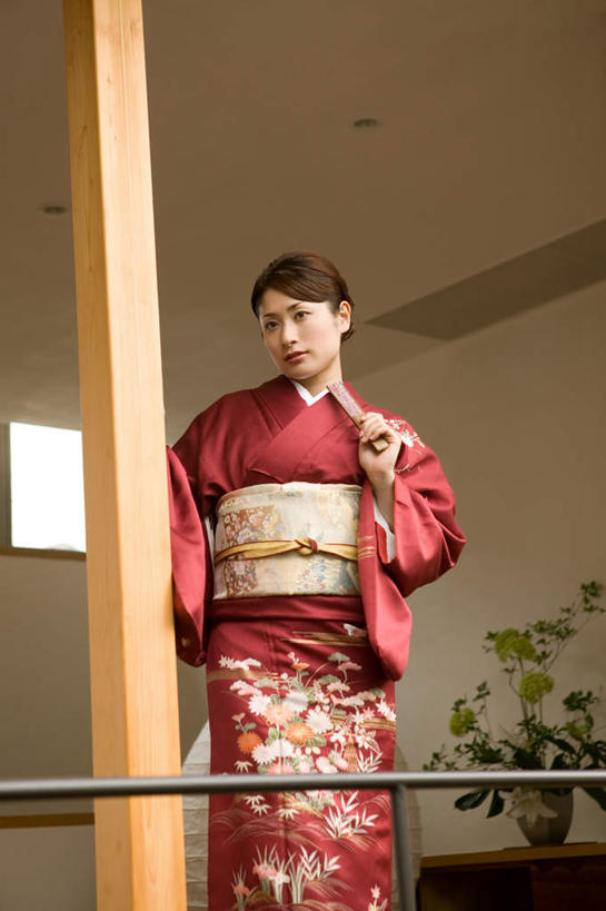 东方人,一个人,栏杆,站,竖图,室内,白天,仰视,民族服装,智慧,亚洲,仅一个年轻女性,仅一个女性,仅一个人,和服,艺术,装饰,柱子,墙,围栏,注视,黄种人,文化,腰带,护栏,木柱,墙壁,墙面,红色,插花,夏天,观察,看,站着,服饰,观看,华丽,修饰,插花艺术,点缀,察看,创造,关注,创作,想象,衬托,美观,雅致,雅观,年轻女性,女人,女性,亚洲人,站立,半身,彩图,低角度拍摄,传统服装,民俗服