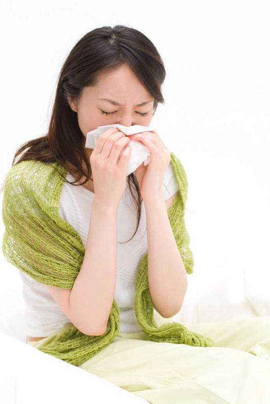 东方人,一个人,坐,闭眼,竖图,室内,白天,白色背景,正面,生活用品,亚洲,仅一个年轻女性,仅一个女性,仅一个人,握,服装,纸,拿,拿着,休闲装,黄种人,手绢,衣服,纸巾,日用品,休闲,难受,生病,休闲服,压力,擦拭,握着,保健,摄影,服饰,影棚,卫生纸,医疗,卫生,煎熬,痛苦,流涕,生活用纸,年轻女性,女人,女性,亚洲人,闭眼睛,闭着眼,闭着眼睛,坐着,半身,彩图,影棚拍摄,拍摄