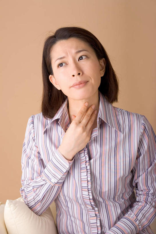 东方人,一个人,坐,竖图,室内,白天,正面,衬衫,亚洲,仅一个年轻女性,仅一个女性,仅一个人,服装,注视,休闲装,黄种人,衣服,观察,看,休闲,难受,生病,休闲服,压力,捂,保健,摄影,服饰,影棚,观看,察看,医疗,卫生,关注,煎熬,痛苦,年轻女性,女人,女性,亚洲人,坐着,半身,彩图,影棚拍摄,衬衣,拍摄,捂着