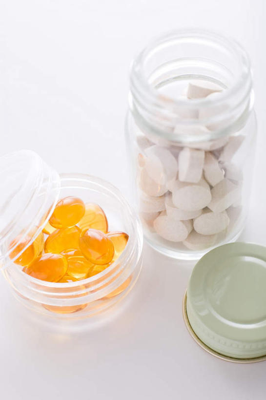 无人,竖图,俯视,室内,特写,白天,白色背景,安全,静物,玻璃,许多,阴影,光线,药剂,药丸,影子,防护,药片,玻璃制品,阳光,玻璃瓶,瓶子,药品,治疗,保健,摄影,影棚,保护,药物,医疗,卫生,保险,预防,西药,营养品,广口瓶,平安,彩图,高角度拍摄,影棚拍摄,拍摄