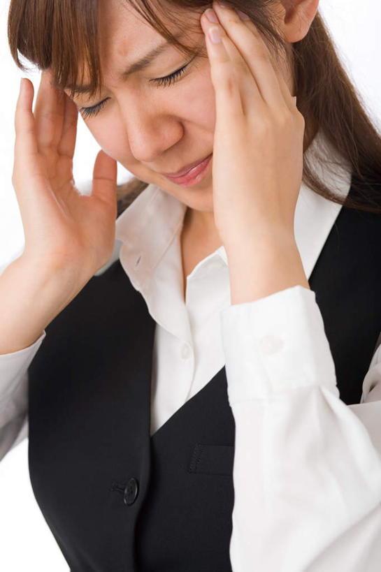 东方人,脸,头,脸颊,手,一个人,商务人士,商务女性,竖图,室内,特写,白天,白色背景,正面,亚洲,双手,仅一个年轻女性,仅一个女性,仅一个人,套装,黄种人,肩膀,疲倦,手部,压力,苦恼,摄影,影棚,焦虑,头痛,疲劳,疲惫,失落,商务装,工薪阶层,疲乏,年轻女性,女人,女性,亚洲人,头部,脸部,脸蛋,面部,白领,上班族,半身,彩图,影棚拍摄,拍摄