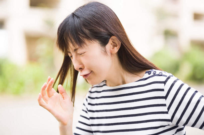 东方人,脸,头,脸颊,手,一个人,病人,闭眼,横图,室外,特写,白天,正面,亚洲,仅一个年轻女性,仅一个女性,仅一个人,服装,朦胧,模糊,休闲装,黄种人,肩膀,衣服,休闲,难受,生病,手部,休闲服,压力,保健,服饰,单手,感冒,医疗,卫生,煎熬,传染病,年轻女性,女人,女性,亚洲人,头部,脸部,脸蛋,面部,患者,就医者,闭眼睛,闭着眼,闭着眼睛,半身,彩图