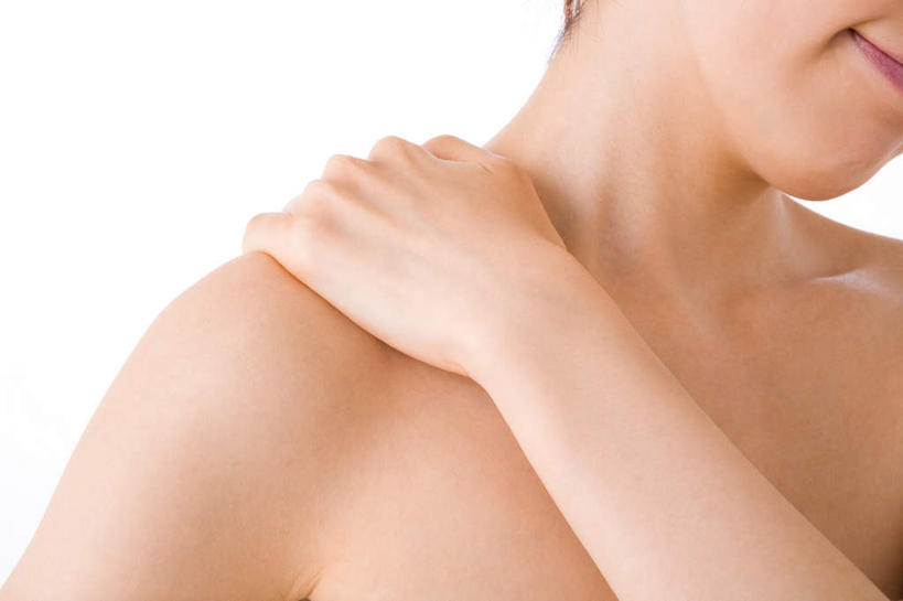 东方人,一个人,病人,横图,室内,特写,白天,白色背景,正面,亚洲,仅一个年轻女性,仅一个女性,仅一个人,药膏,黄种人,难受,生病,压力,贴,保健,摄影,影棚,医疗,卫生,煎熬,年轻女性,女人,女性,亚洲人,患者,就医者,半身,彩图,影棚拍摄,拍摄